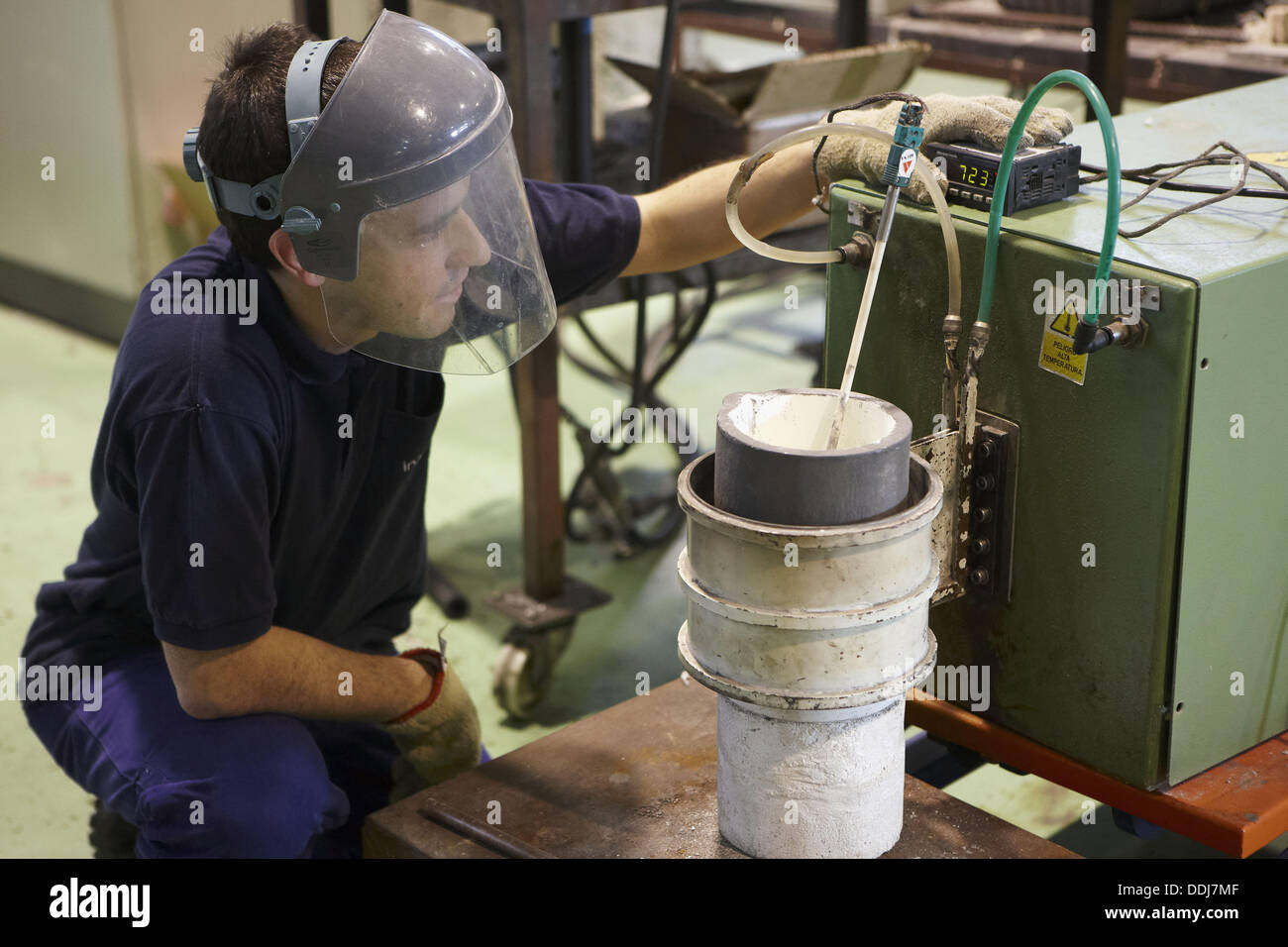 Induction furnace used to melt aluminium, study of composite materials