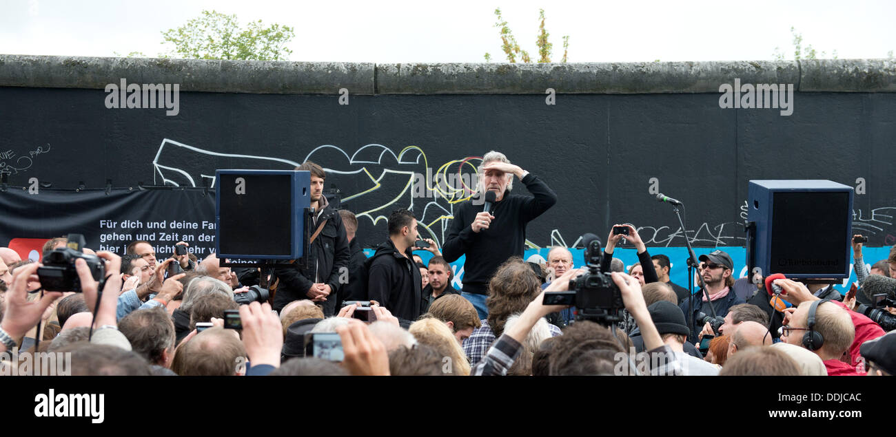 Berlin, Germany. 03rd Sep, 2013. Roger Waters (C), singer, bassist, composer, songwriter and former front man of British rock band Pink Floyd, speaks at the East Side Gallery in Berlin, Germany, 03 September 2013. Photo: MAURIZIO GAMBARINI/dpa/Alamy Live News Stock Photo