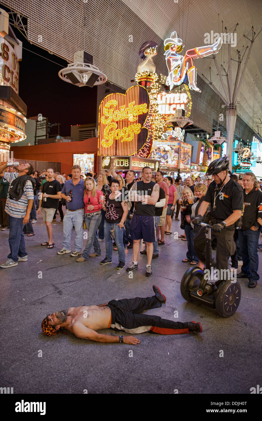 policeman and drunk along the Strip in Las Vegas, Nevada Stock Photo