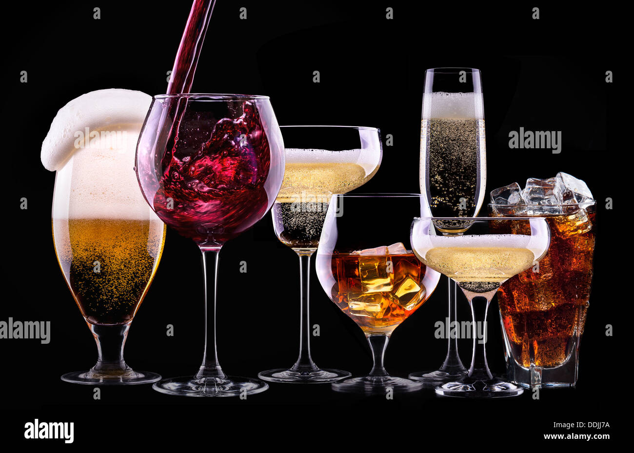 виды слабоалкогольных напитков. любимые алкогольные. бутылка коньяка мартель. напитки. бокал вина.