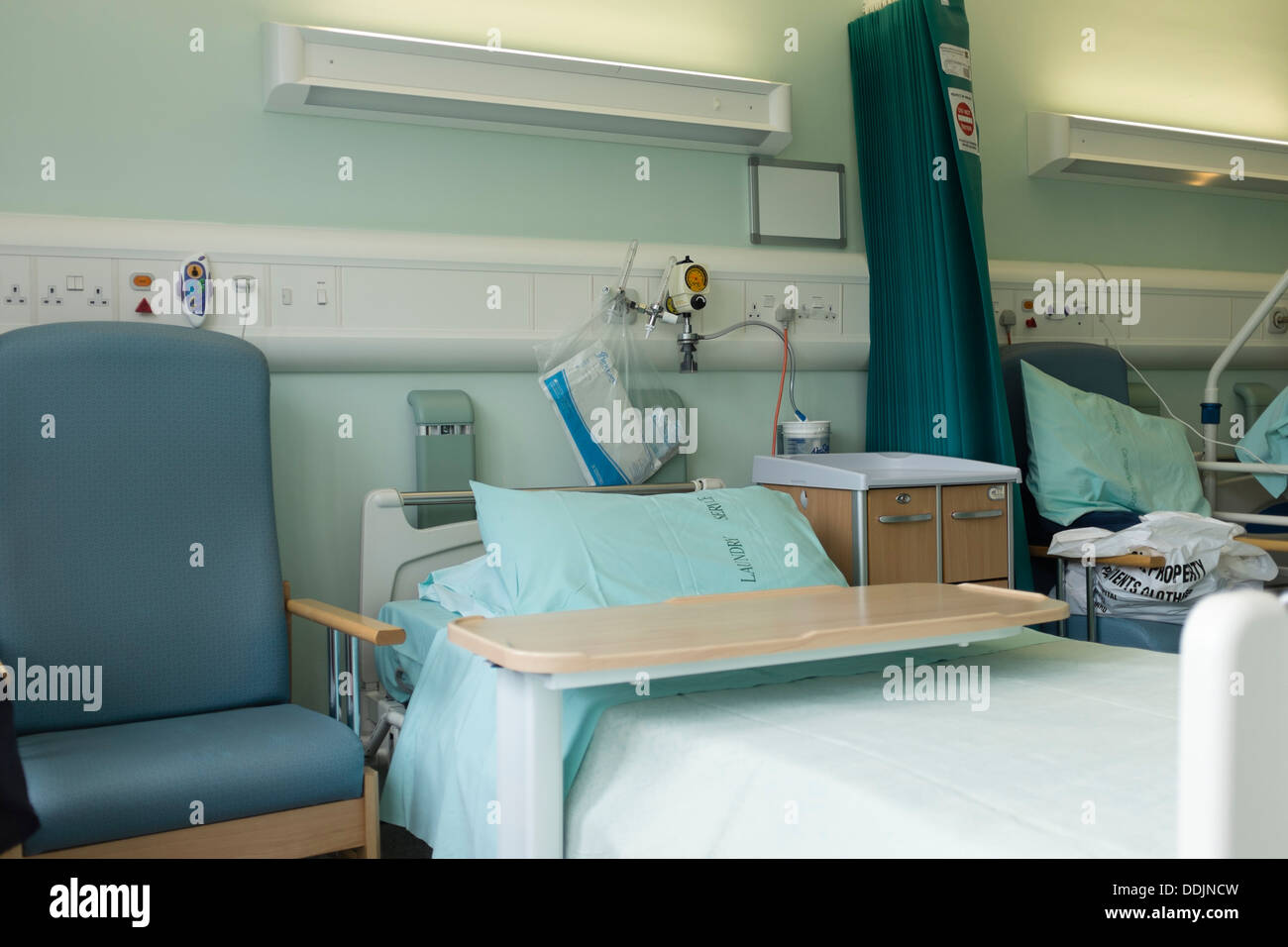 An empty NHS hospital bed on a ward UK Stock Photo 60033593 Alamy