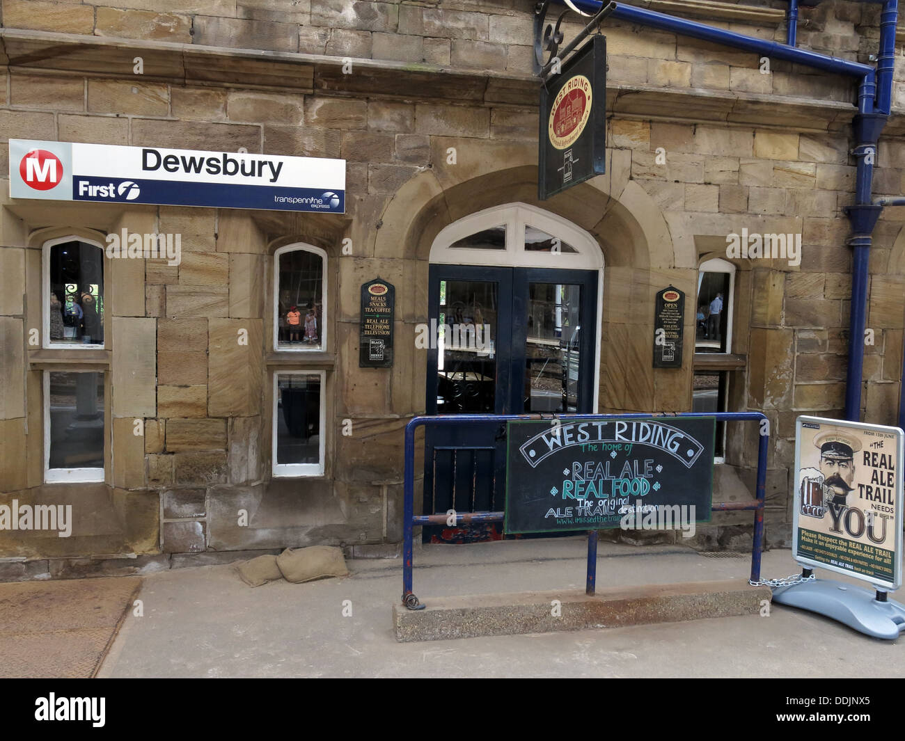 Dewsbury Railway Station, West Riding,pub,platform refreshment, Wellington Rd, West Yorkshire, England, UK, WF13 1HF Stock Photo
