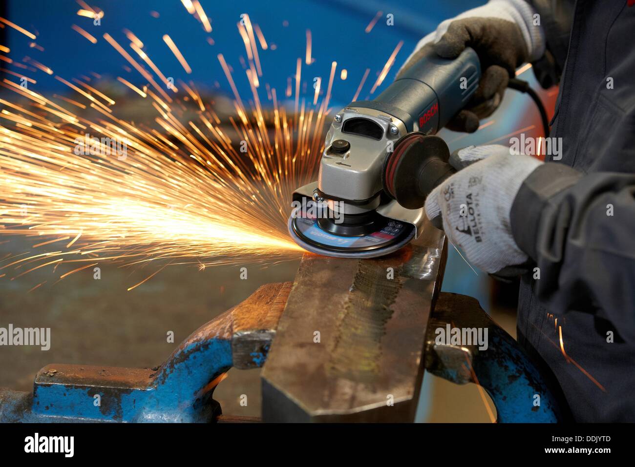 Rough grinding, metalworking process, grinding machine with