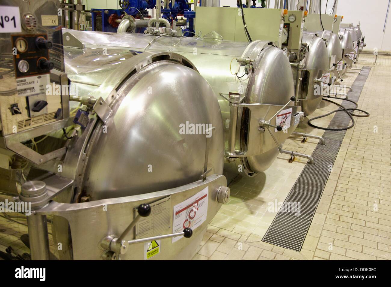 Autoclave sterilization in hermetically sealed containers by the method