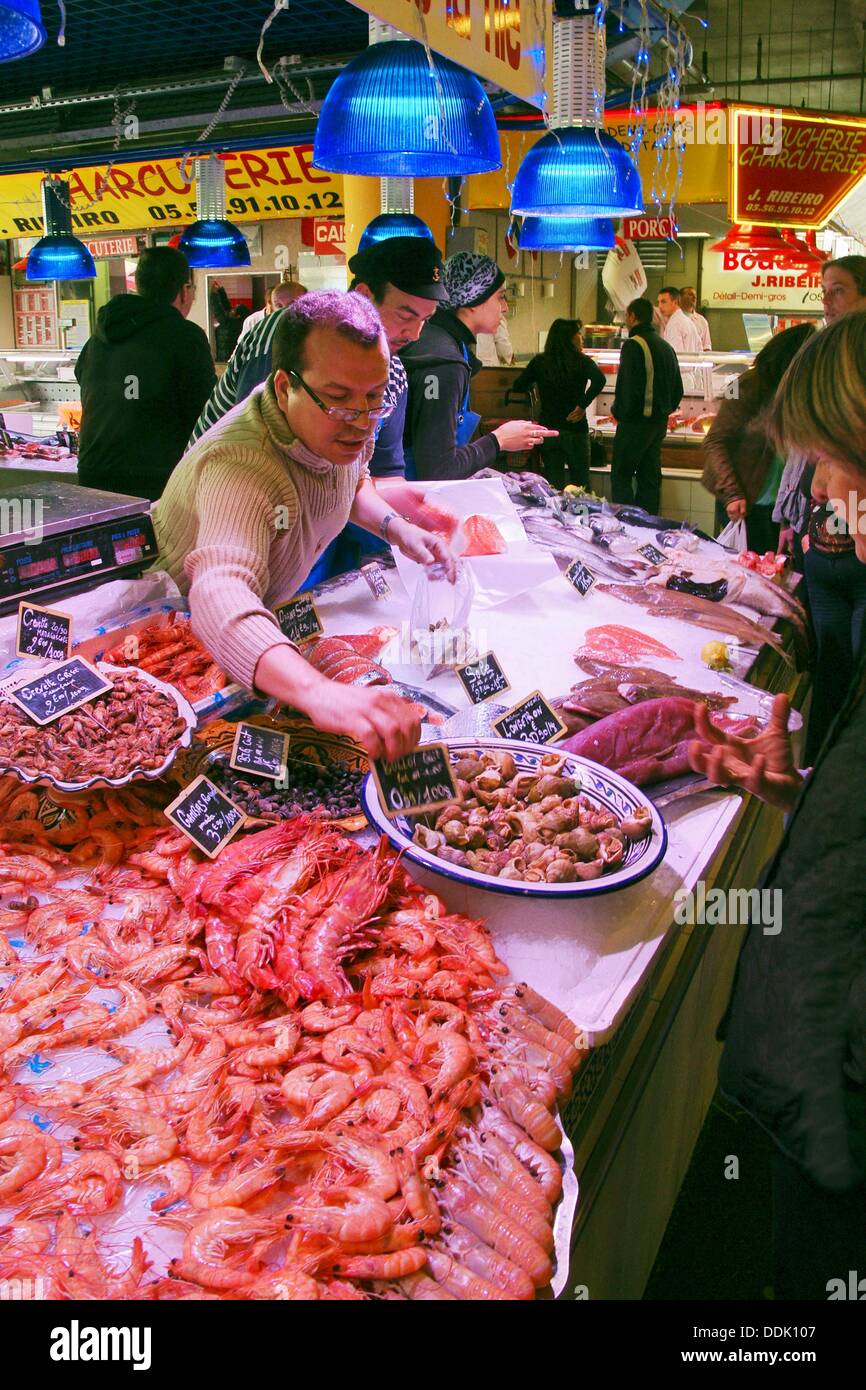 Fishmonger at the Marché des Capucins, at Bordeaux, Gironde, Aquitaine, France Stock Photo