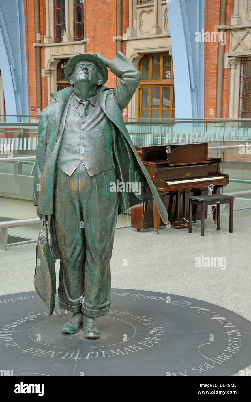 London, England, UK. St Pancras Railway Station. Statue: Sir John Betjeman (2007, Martin Jennings) on upper concourse - piano Stock Photo