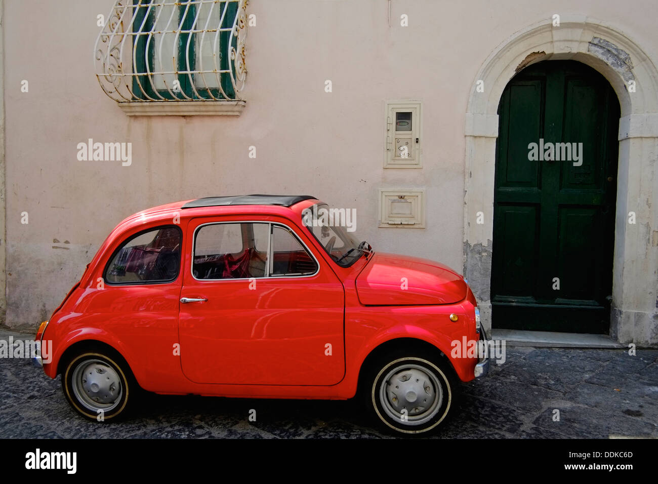 Italie, Campanie, baie de Naples, île de Procida, Fiat 500 // Italy, Campania, Bay of Naples, Procida island, Fiat 500 Stock Photo