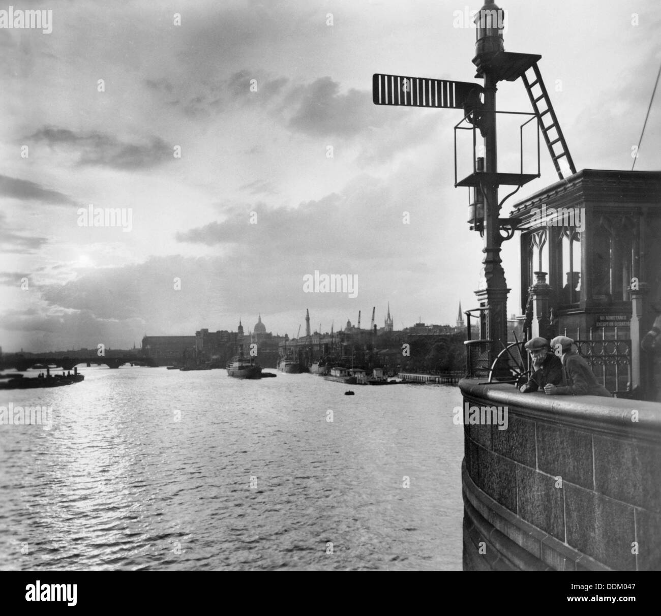 View upstream from Tower Bridge, Stepney, Tower Hamlets, London. Artist: George Davison Reid Stock Photo