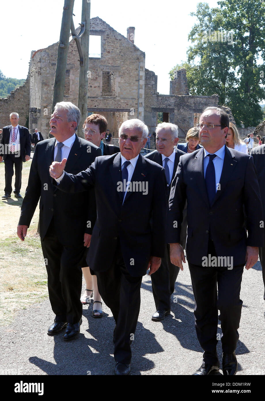Oradour-sur-Glane, France. 04th Sep, 2013. German President Joachim Gauck (L), French President Francois Hollande and survivor of the massacre in Oradour-sur-Glane during World War II Robert Hebras (R) are pictured at the memorial site in Oradour-sur-Glane, France, 04 September 2013. A unit of SS officers murdered 642 citizens of the town in June 1944. The German President is on a three-day visit to France. Photo: WOLFGANG KUMM/dpa/Alamy Live News Stock Photo