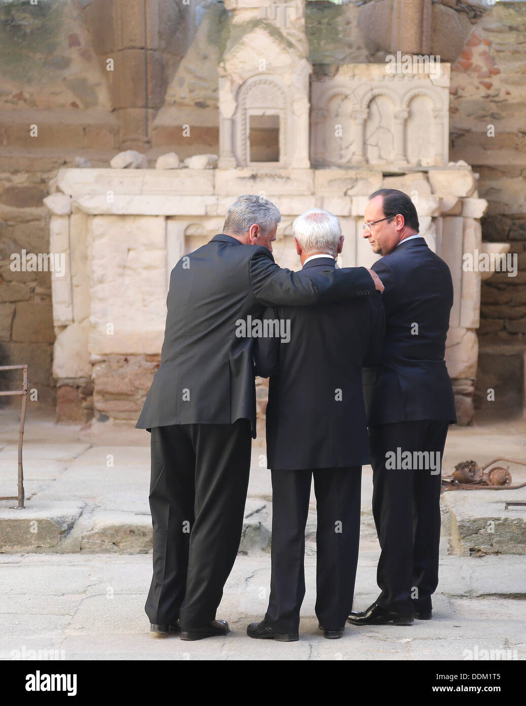 Oradour-sur-Glane, France. 04th Sep, 2013. German President Joachim Gauck (L), French President Francois Hollande (R) and survivor of the massacre in Oradour-sur-Glane during World War II Robert Hebras are pictured at the memorial site in Oradour-sur-Glane, France, 04 September 2013. A unit of SS officers murdered 642 citizens of the town in June 1944. The German President is on a three-day visit to France. Photo: WOLFGANG KUMM/dpa/Alamy Live News Stock Photo