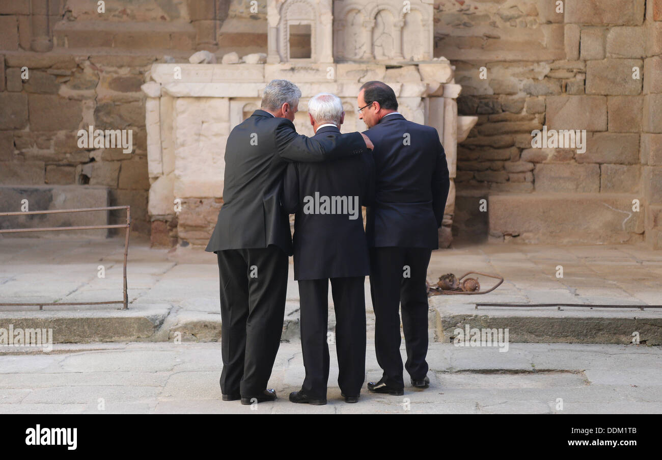 Oradour-sur-Glane, France. 04th Sep, 2013. German President Joachim Gauck (L), French President Francois Hollande (R) and survivor of the massacre in Oradour-sur-Glane during World War II Robert Hebras (C) are pictured at the memorial site in Oradour-sur-Glane, France, 04 September 2013. A unit of SS officers murdered 642 citizens of the town in June 1944. The German President is on a three-day visit to France. Photo: WOLFGANG KUMM/dpa/Alamy Live News Stock Photo