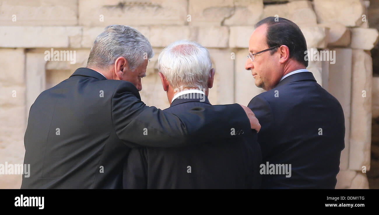 Oradour-sur-Glane, France. 04th Sep, 2013. German President Joachim Gauck (L), French President Francois Hollande (R) and survivor of the massacre in Oradour-sur-Glane during World War II Robert Hebras (C) are pictured at the memorial site in Oradour-sur-Glane, France, 04 September 2013. A unit of SS officers murdered 642 citizens of the town in June 1944. The German President is on a three-day visit to France. Photo: WOLFGANG KUMM/dpa/Alamy Live News Stock Photo