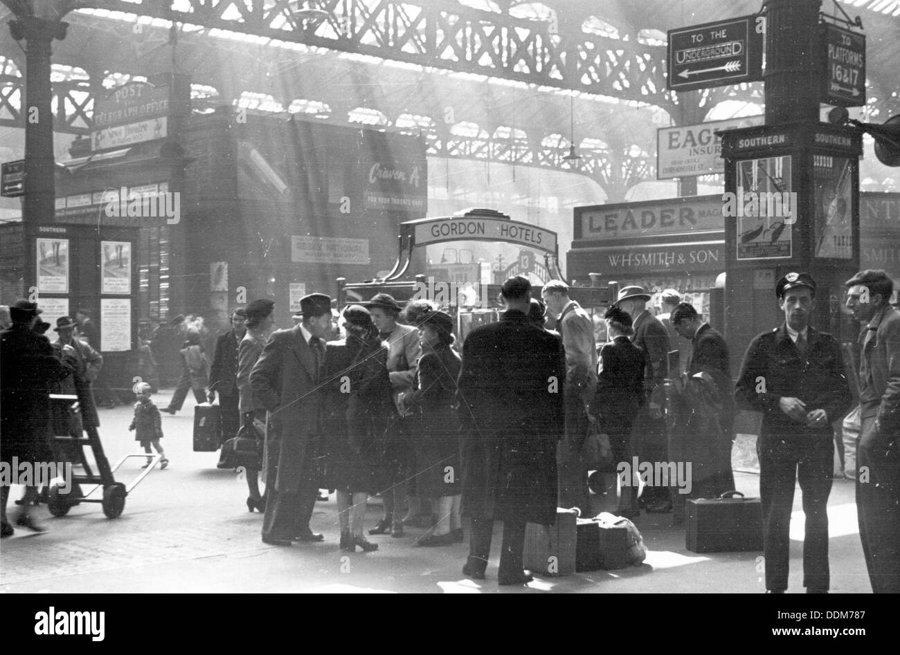 Locomotive spotters at Victoria Station, London, 1950. Artist: Henry Grant Stock Photo