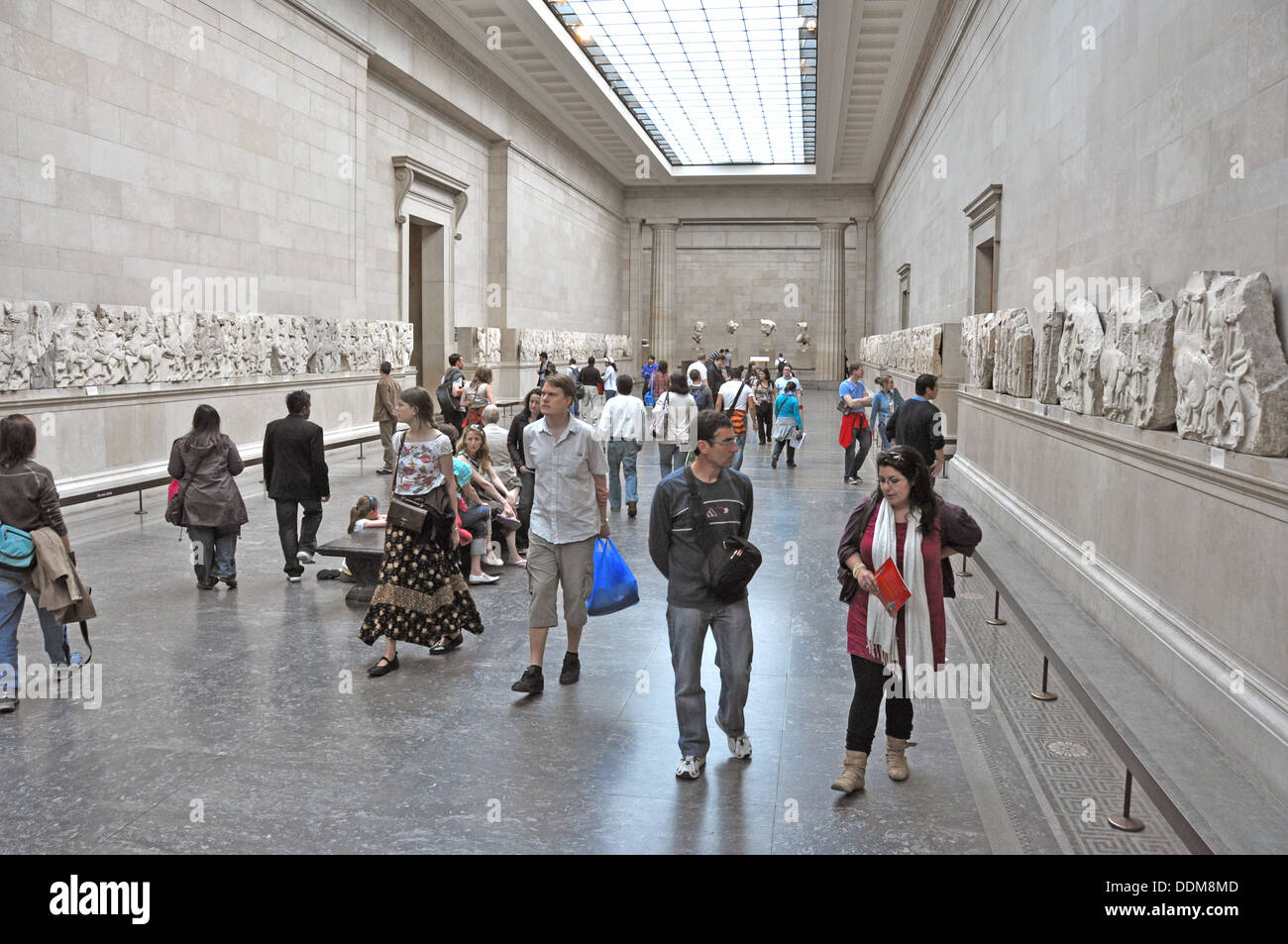 VISITORS TO THE BRITISH MUSEUM VIEW THE ELGIN MARBLES LONDON UK Stock Photo