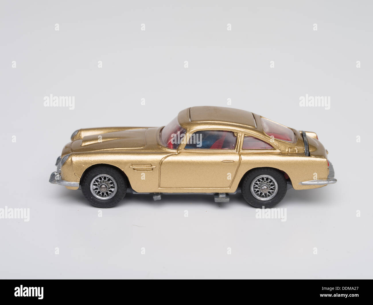 Corgi Toys (261) Die-cast Model of James Bond\'s Aston Martin DB5 in ... Corgi Toys (261) Die-cast Model of James Bond\'s Aston Martin DB5 in ...