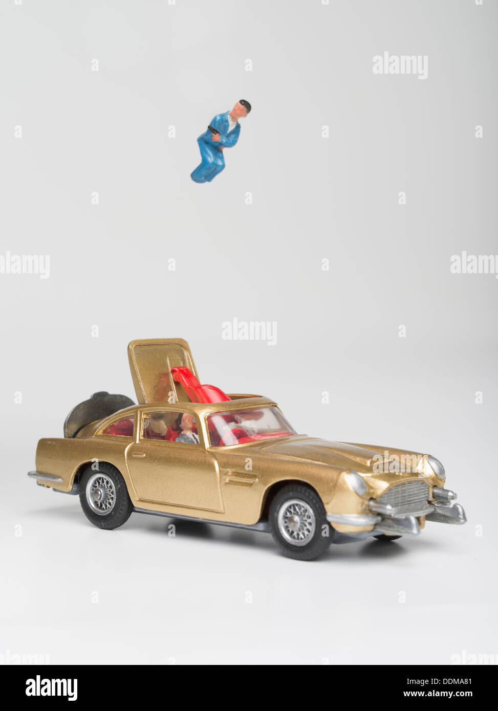Corgi Toys (261) Die-cast Model of James Bond\'s Aston Martin DB5 in ... Corgi Toys (261) Die-cast Model of James Bond\'s Aston Martin DB5 in ...
