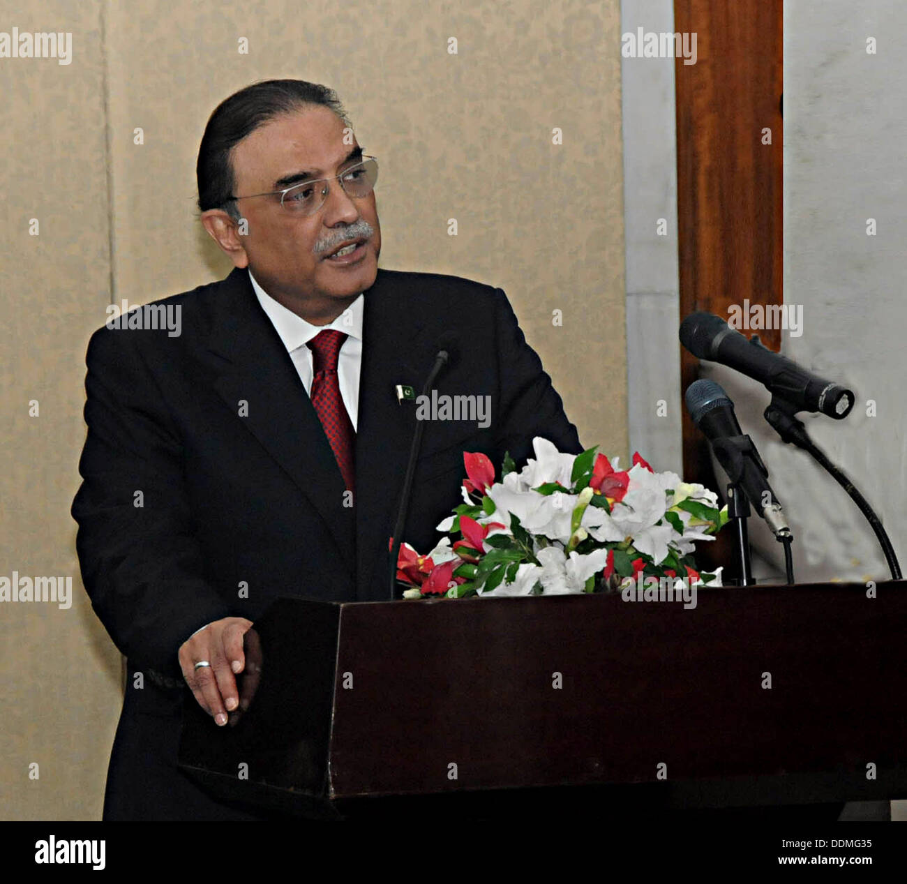 Islamabad, Pakistan. 4th September 2013. President Asif Ali Zardari addressing the parliamentarians during a dinner hosted by the parliamentarians in his honour at Parliament House, Islamabad  Handout by Pakistan informtion department      (Photo by PID/Deanpictures/Alamy Live News Stock Photo