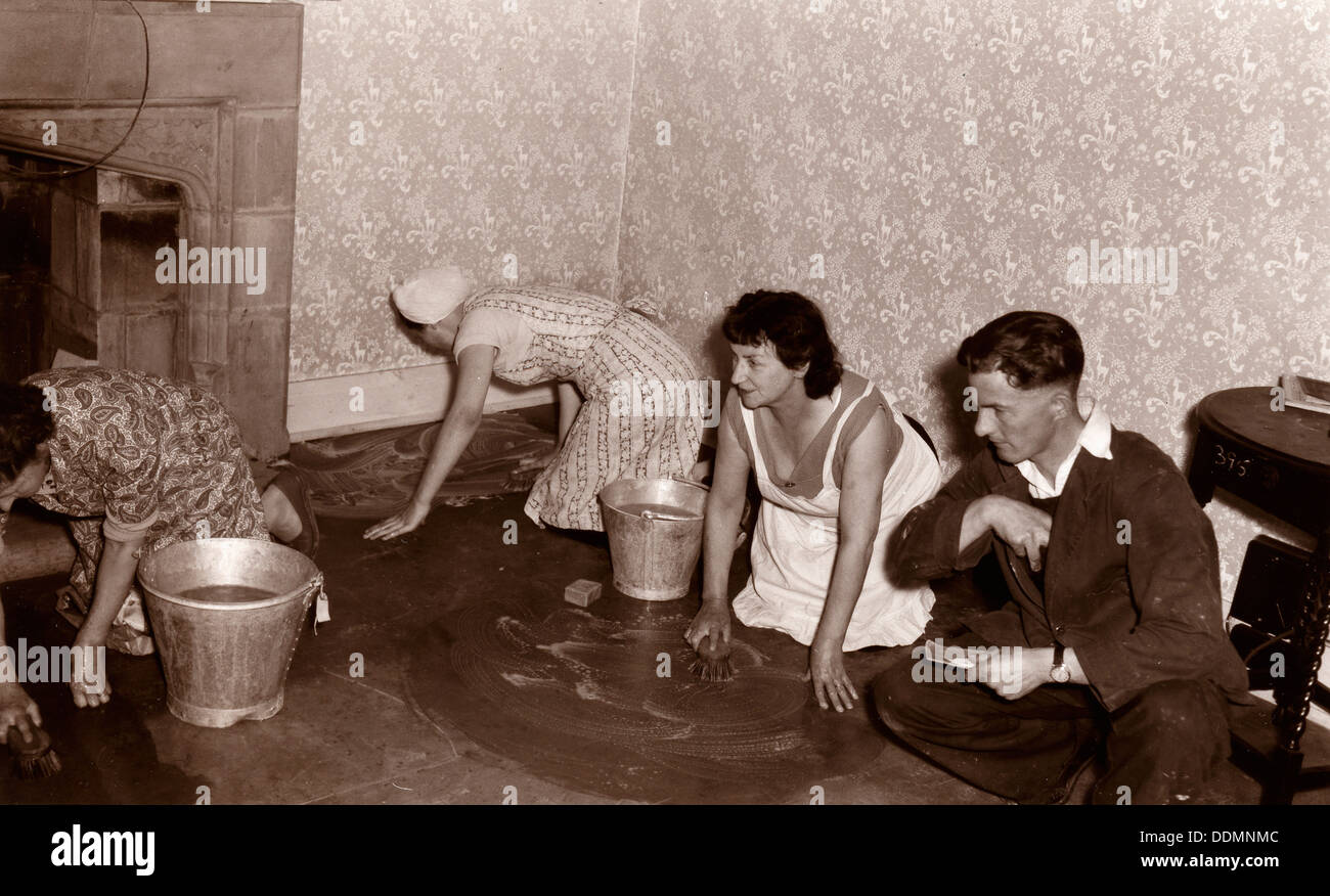 Woman on hands knees scrubbing hires stock photography and images Alamy