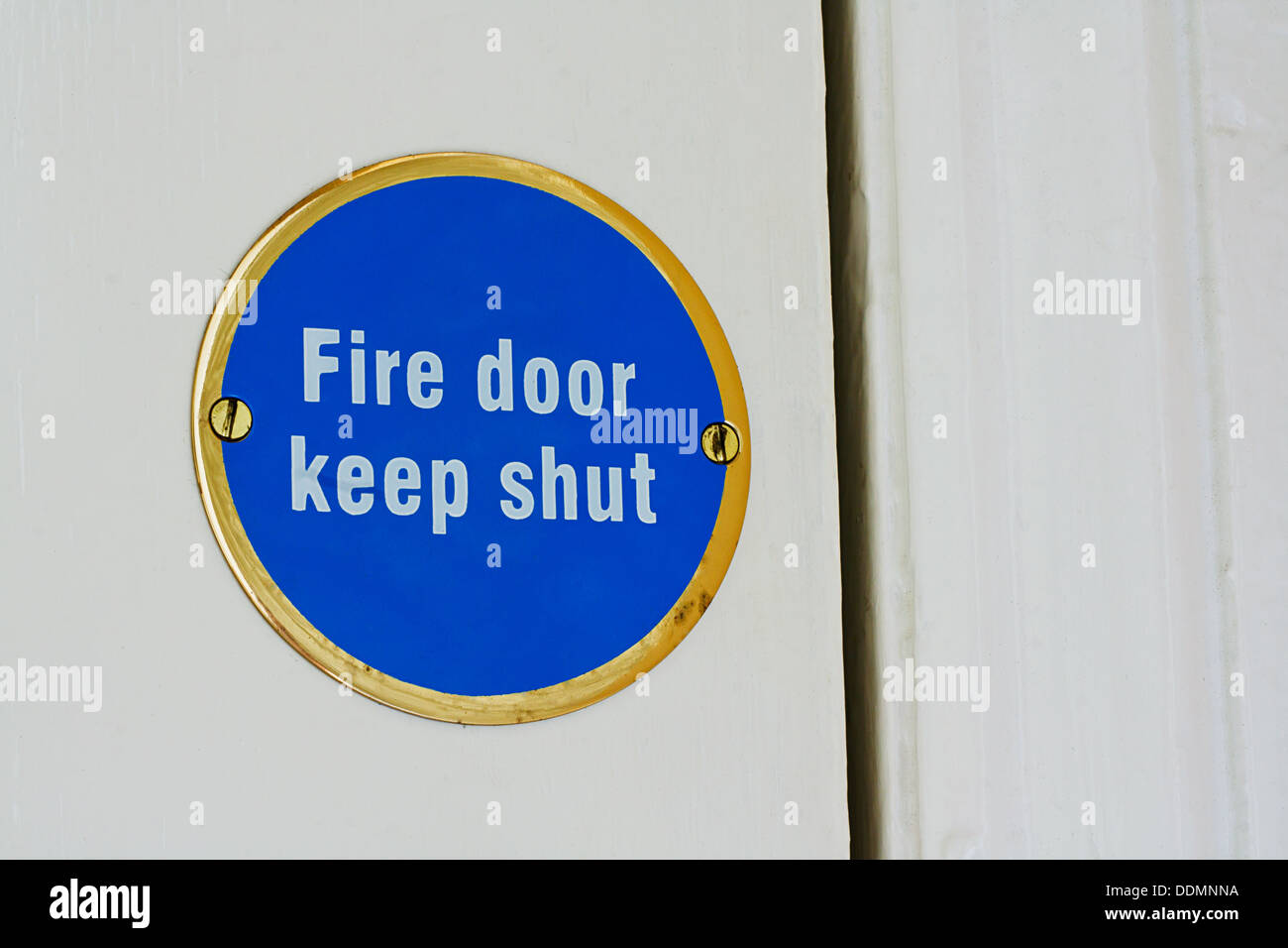 Sign telling people to keep an entrance shut to stop a blaze spreading around a house by being stopped at the fire door Stock Photo
