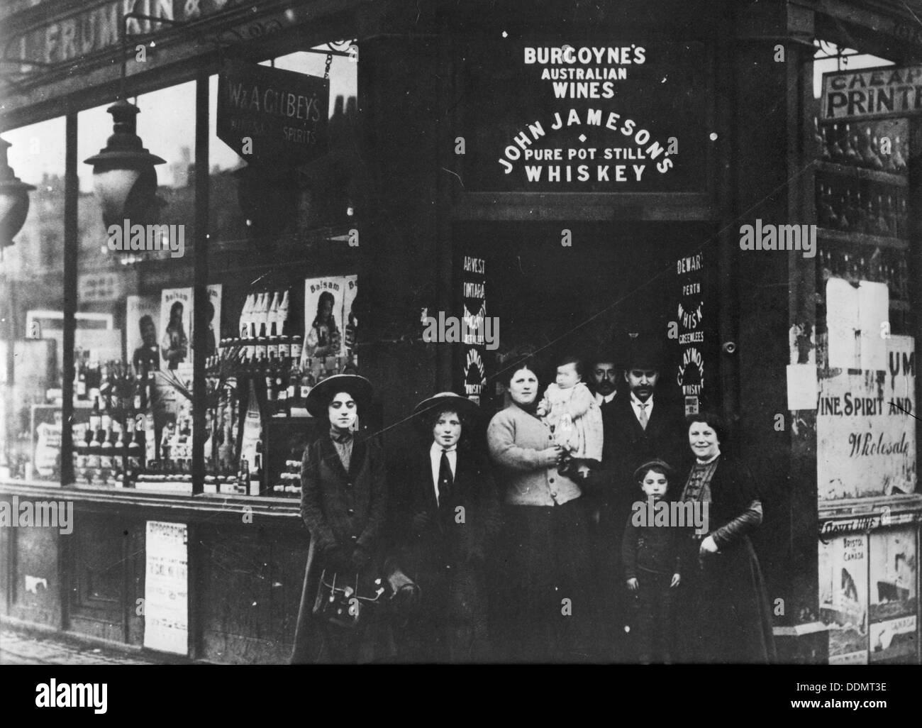 R Frumkin Wine Shop, Commercial Street, London, 1910. Artist: Unknown Stock Photo