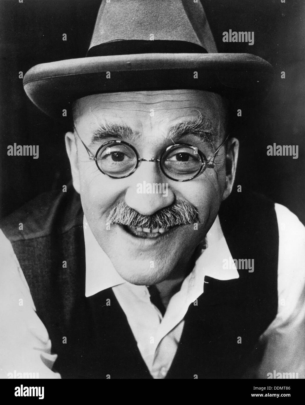 Warren mitchell 1966 hi-res stock photography and images - Alamy