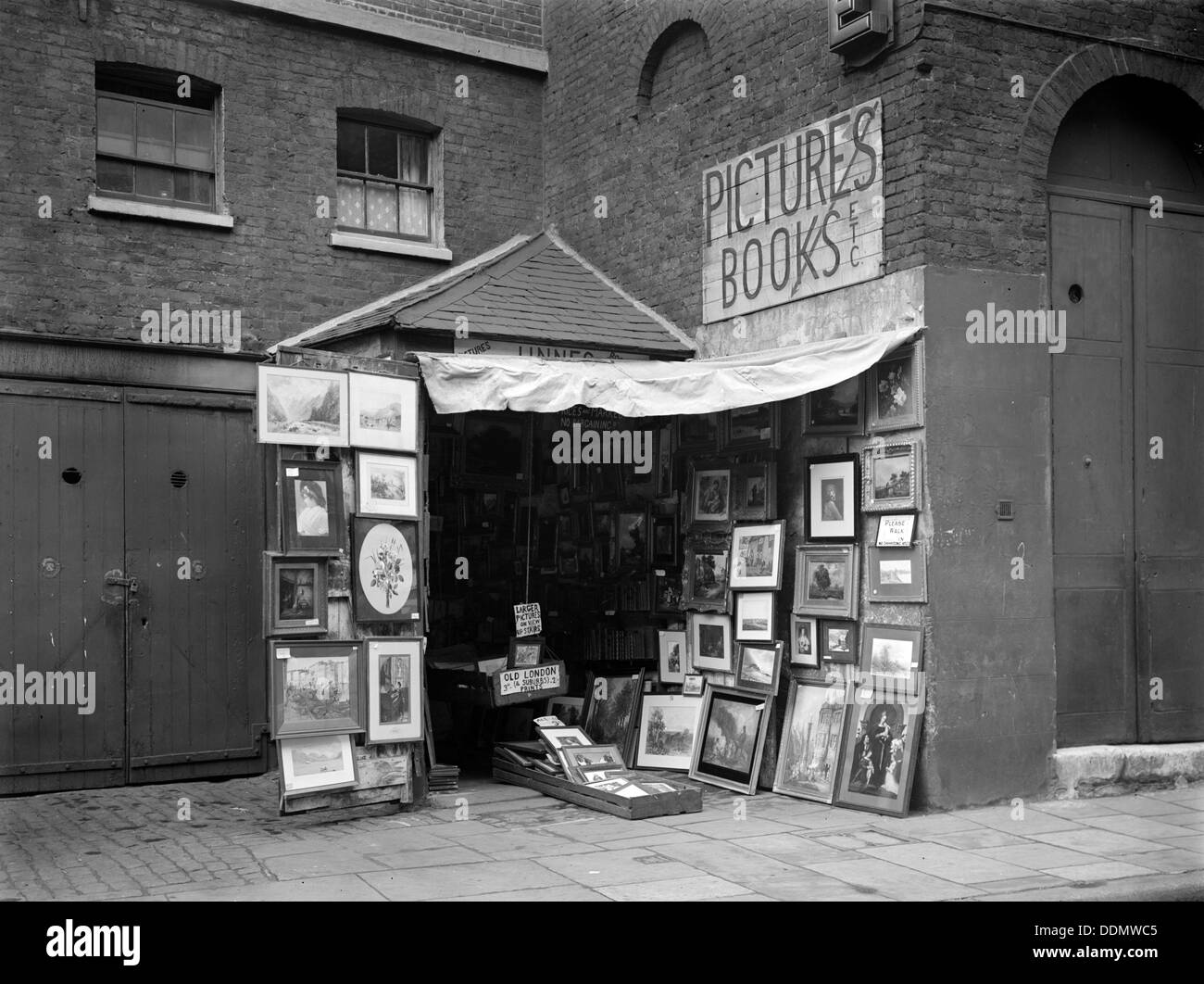 Book shop exterior hi-res stock photography and images - Alamy