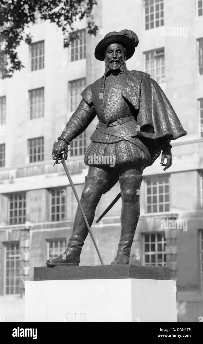 Sir Walter Raleigh statue, Whitehall, London, 1959-1980. Artist: Eric de Maré Stock Photo