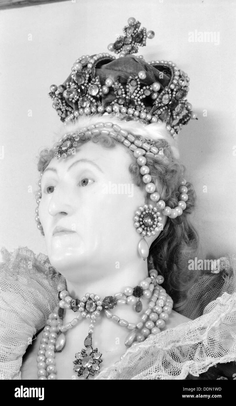 Royal funeral effigy of Queen Elizabeth I, Westminster Abbey, London, 1945-1980. Artist: Eric de Maré Stock Photo