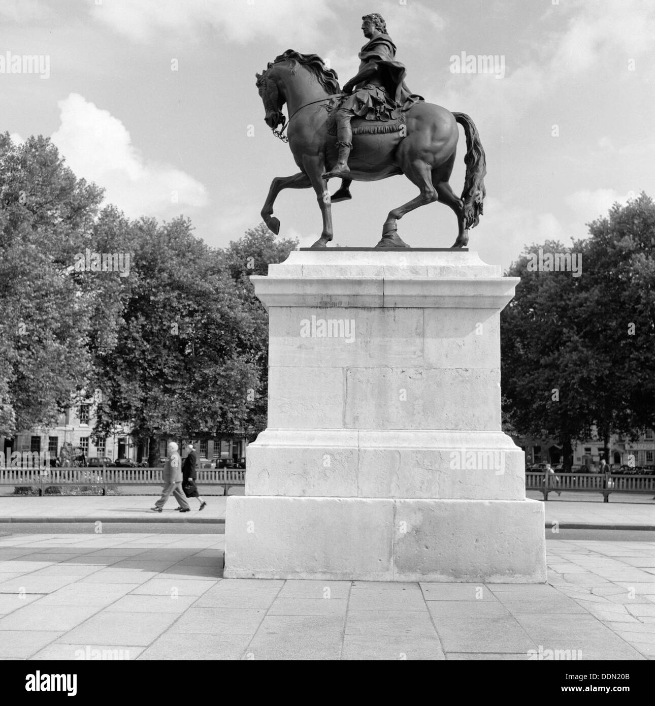 King William III statue, Queen Square, Bristol, 1945. Artist: Eric de Maré Stock Photo