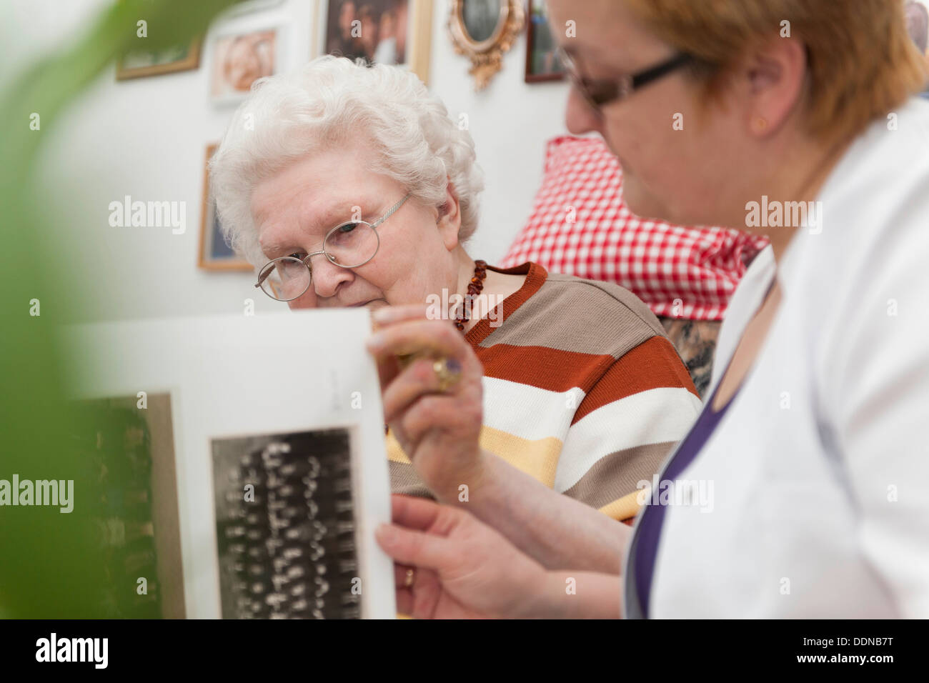 Old nurse photo hi-res stock photography and images - Alamy