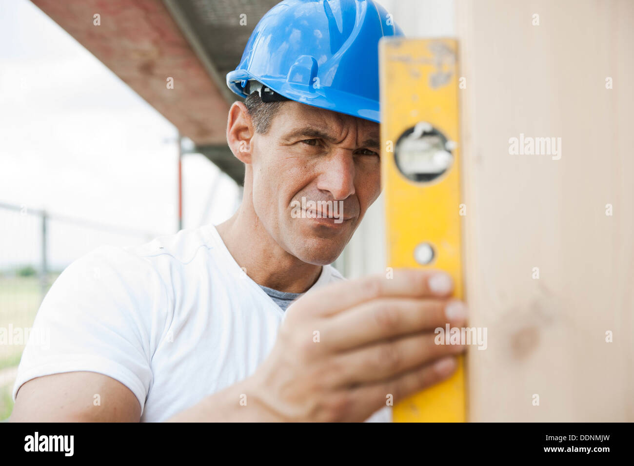Builder Using Level T levels construction hi-res stock photography and images - Alamy