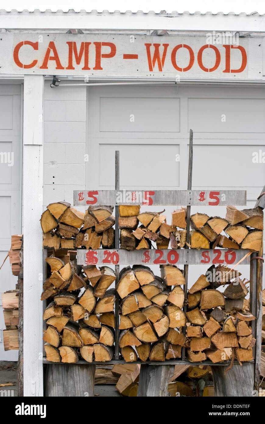 Roadside business selling campfire wood, Coos Bay, Oregon Stock Photo