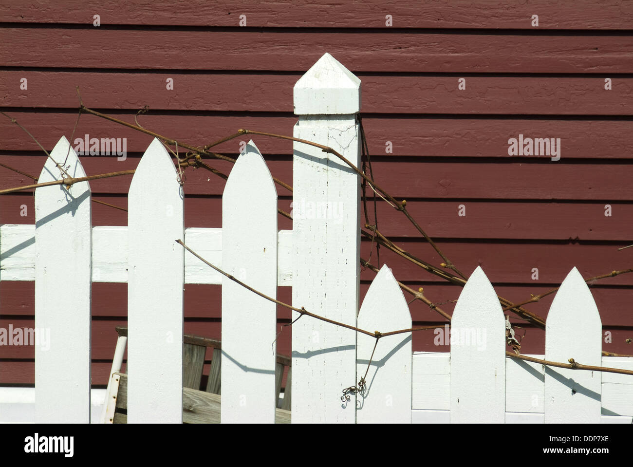 White picket fence house hi-res stock photography and images - Alamy