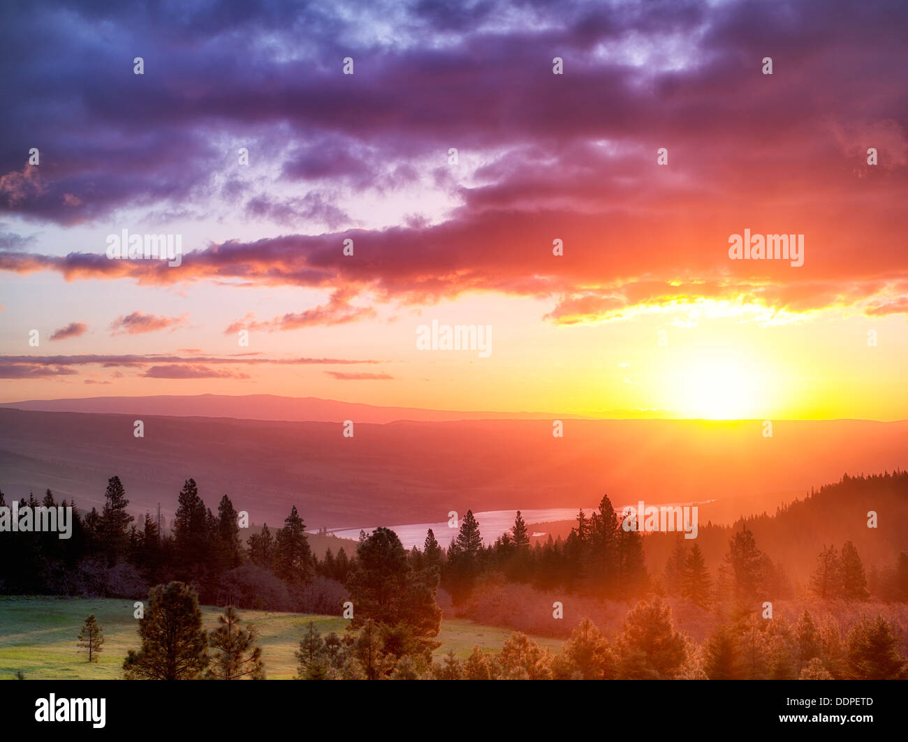 Sunrise with Columbia River. Columbia River Gorge National Scenic Area, Oregon Stock Photo