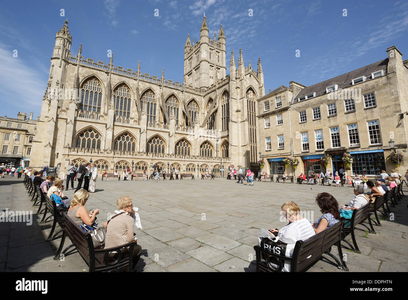 Bath, UK. 5th September 2013. People are photographed sitting enjoying the sunshine in the shadow of Bath Abbey as the UK Met office predicts that the recent warm weather that the UK has had is soon to come to an end. Credit:  lynchpics/Alamy Live News Stock Photo