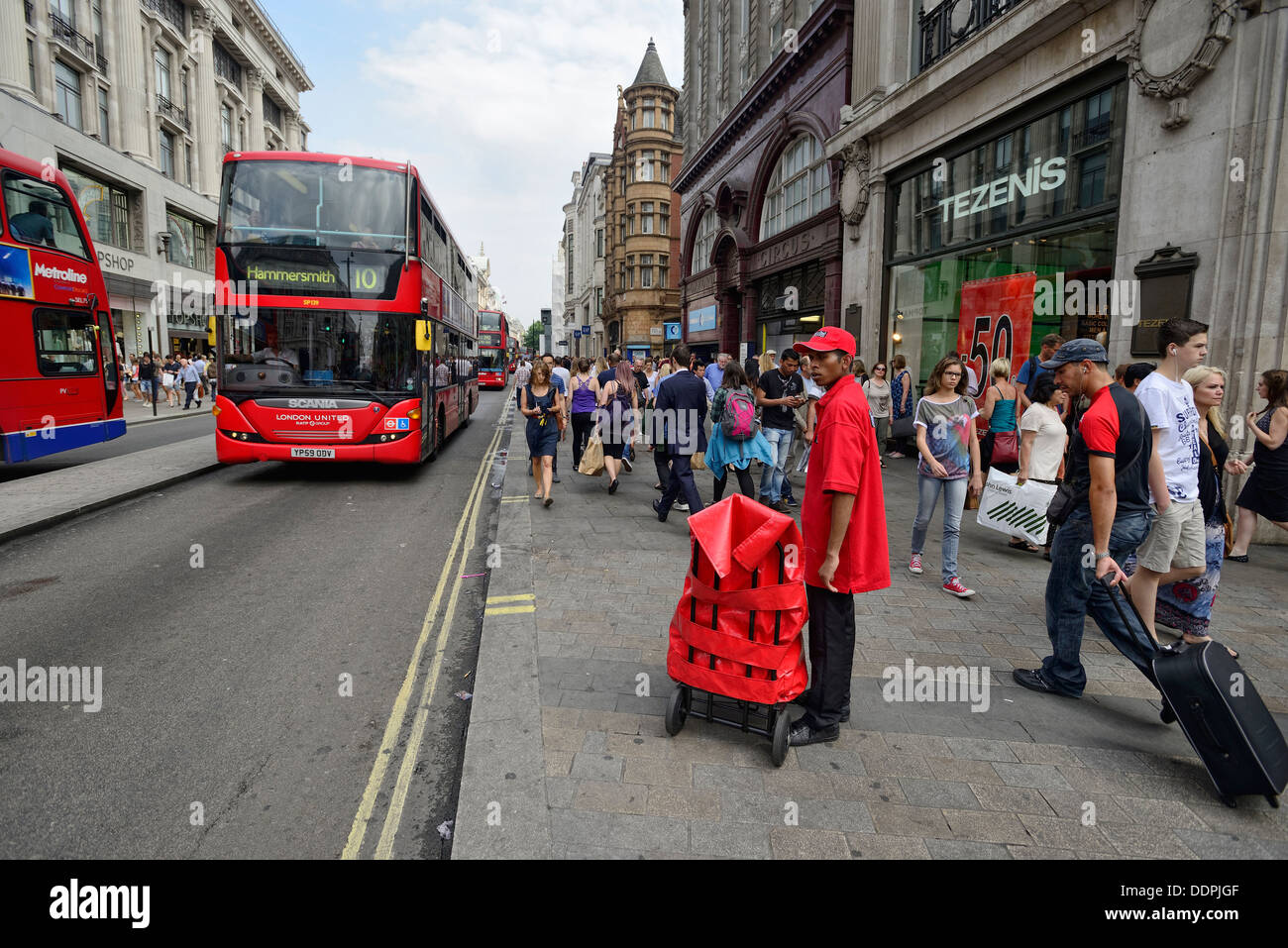 Busy London streets Stock Photo: 60119151 - Alamy