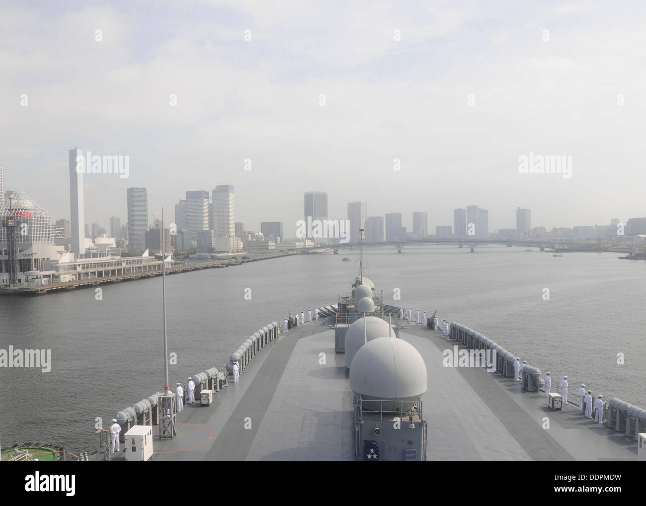 Sailors man the rails as U.S. 7th Fleet flagship USS Blue Ridge (LCC 19) arrives in Tokyo for a port visit. Blue Ridge port vis Stock Photo