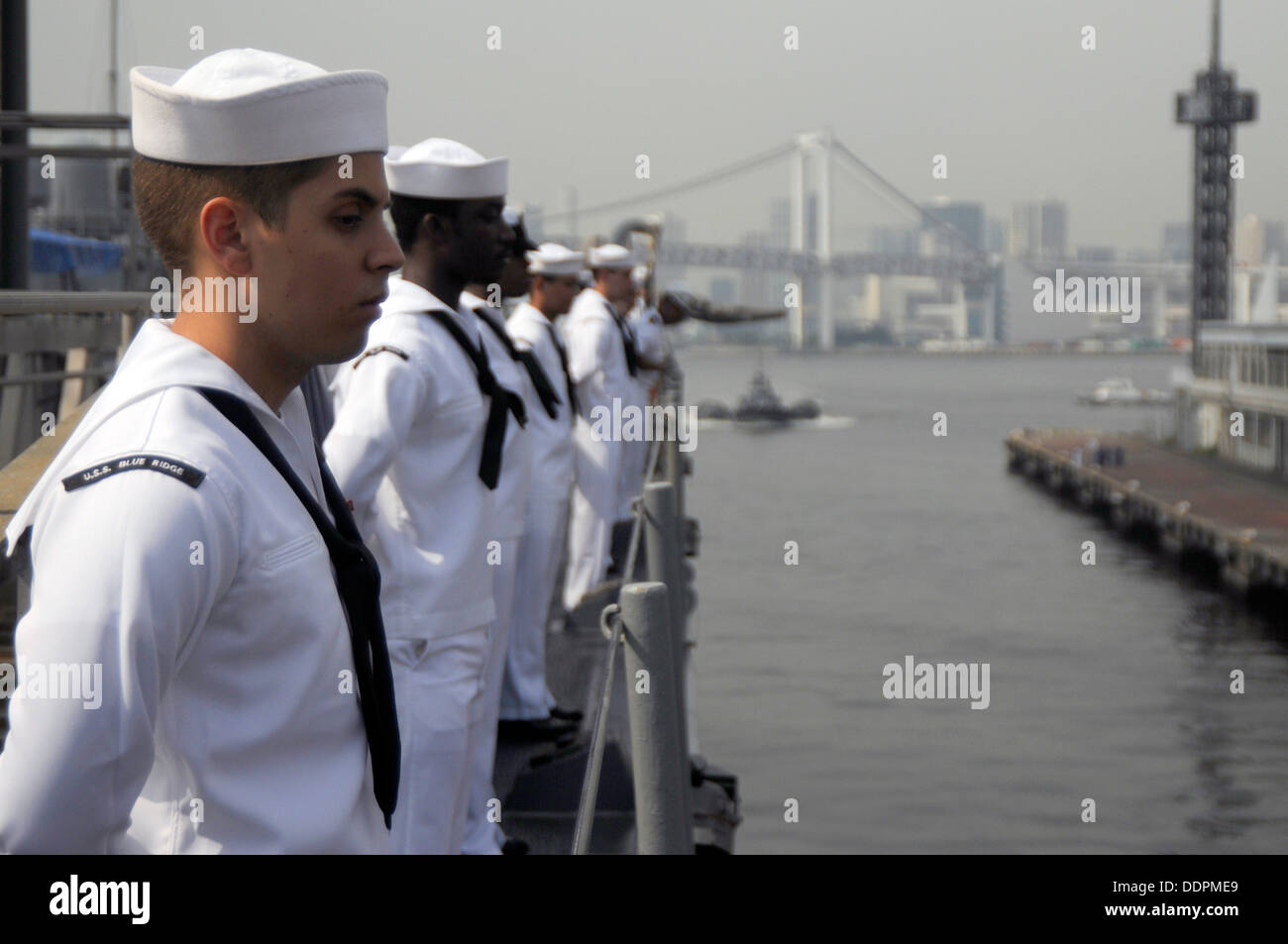Sailors man the rails as U.S. 7th Fleet flagship USS Blue Ridge (LCC 19) arrives in Tokyo for a port visit. Blue Ridge port vis Stock Photo