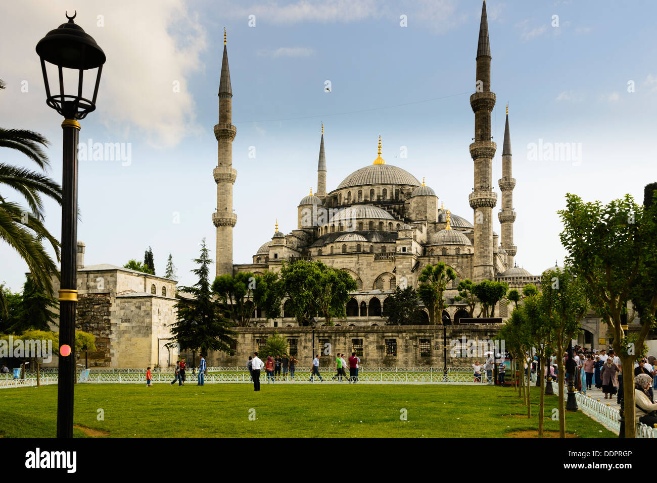 Blue Mosque in Sultanahmet district of Istanbul, Turkey Stock Photo - Alamy