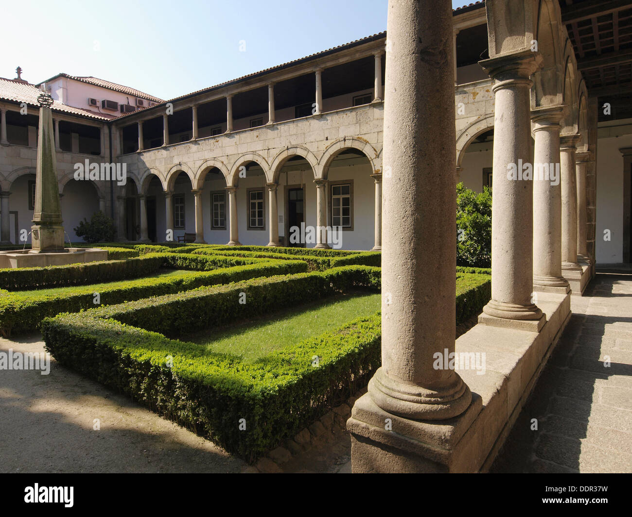 Claustro, Convento de Santa Clara. Guimaraes. Portugal Stock Photo - Alamy