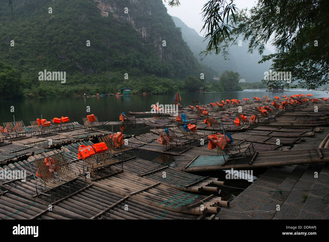 Chinese Raft Yulong river transportation with bamboo rafts hi-res stock photography ...