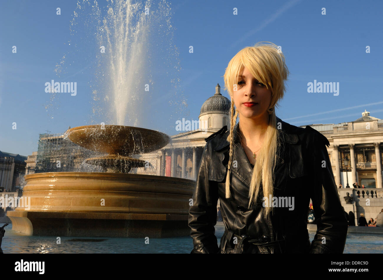 Model posing in a gallery hi-res stock photography and images - Alamy