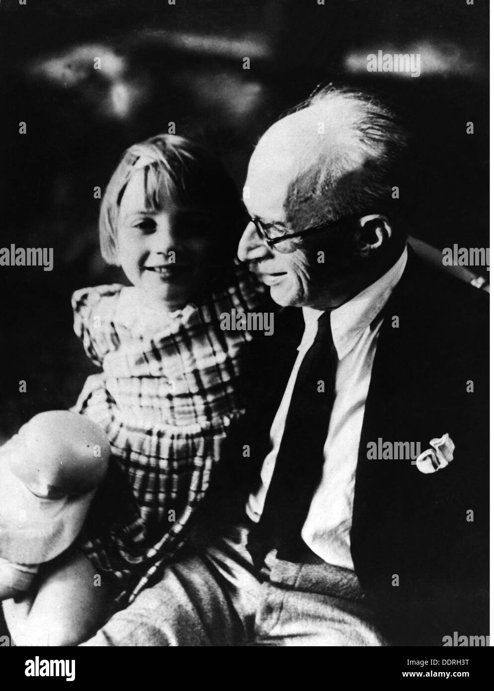 Walden, Herwarth, 16.9.1878 - 31.10.1941, German author / writer and composer, with daughter Sina, Moscow, 1940, Stock Photo