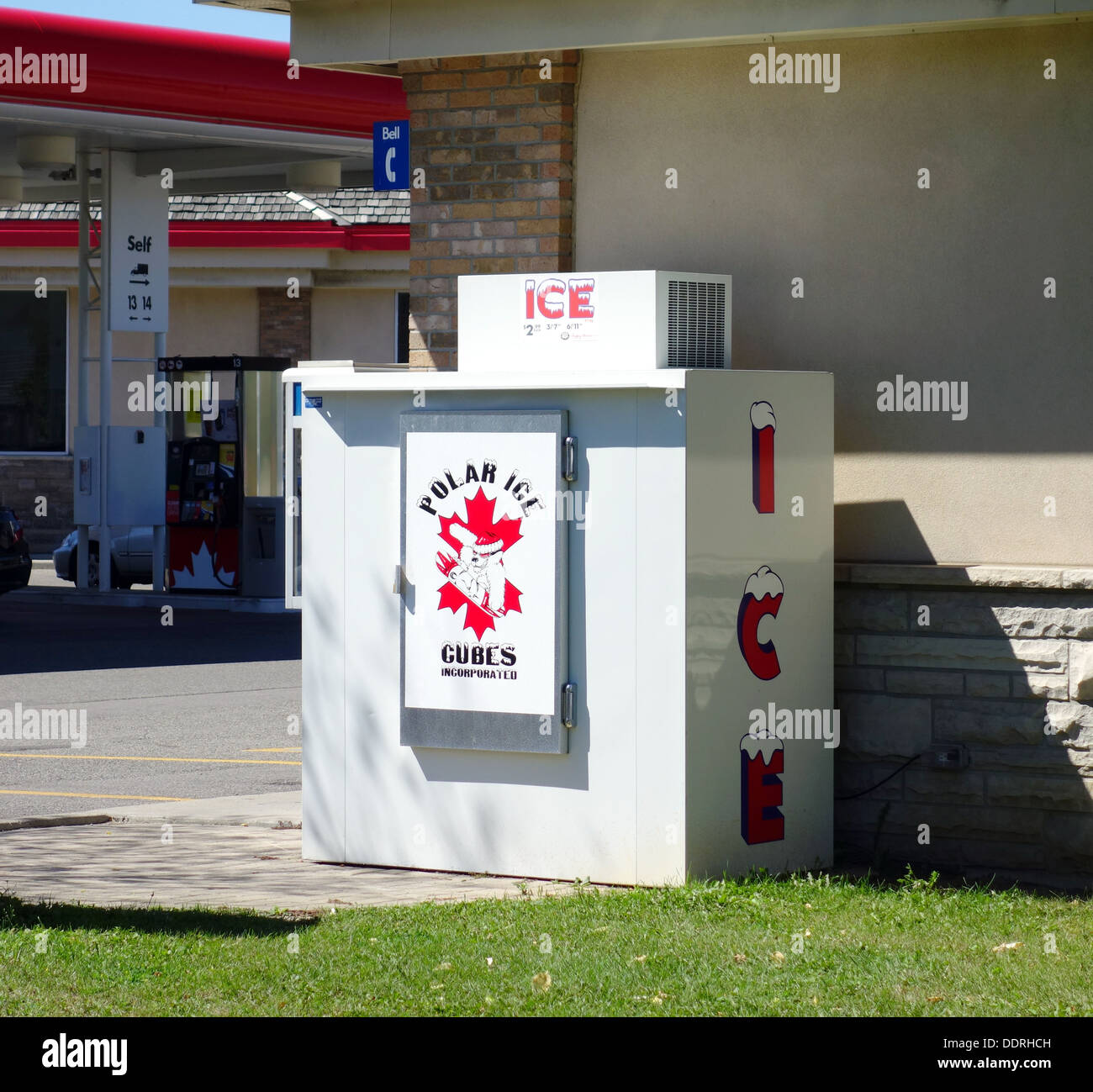 Polar Ice Cubes machine outside a pumping station in Ontario Stock