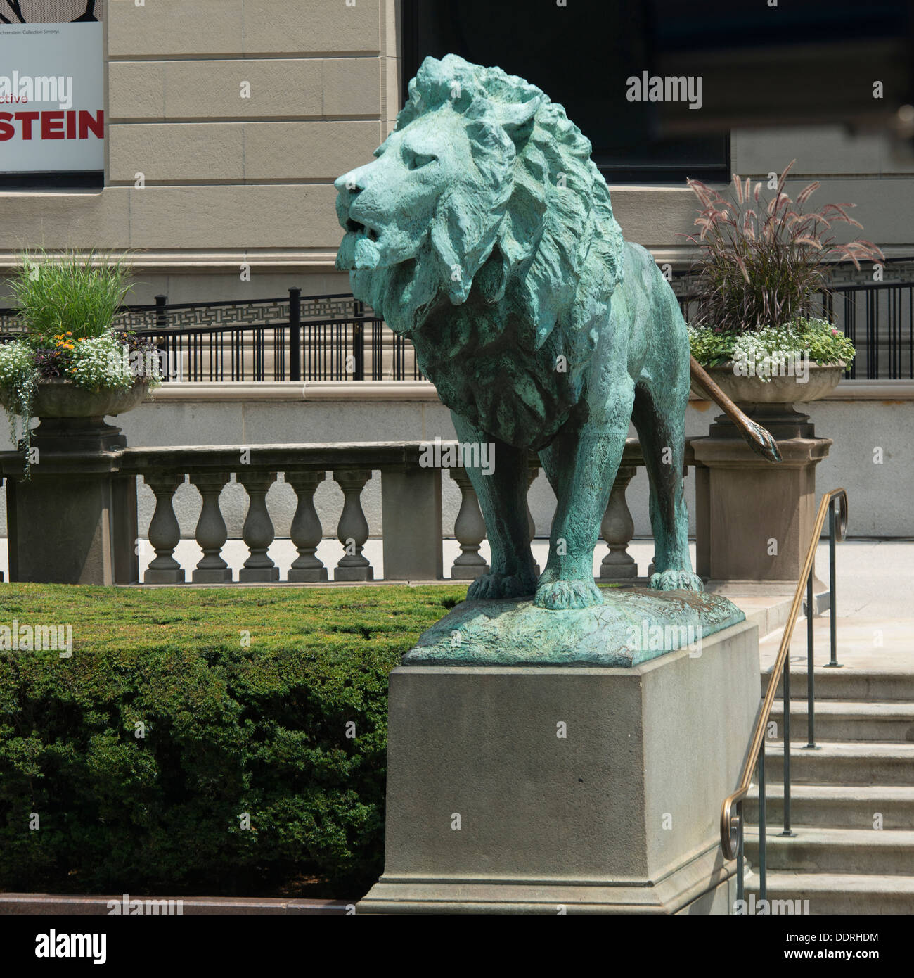 Statue of lion in front of Art Institute of Chicago, Grant Park