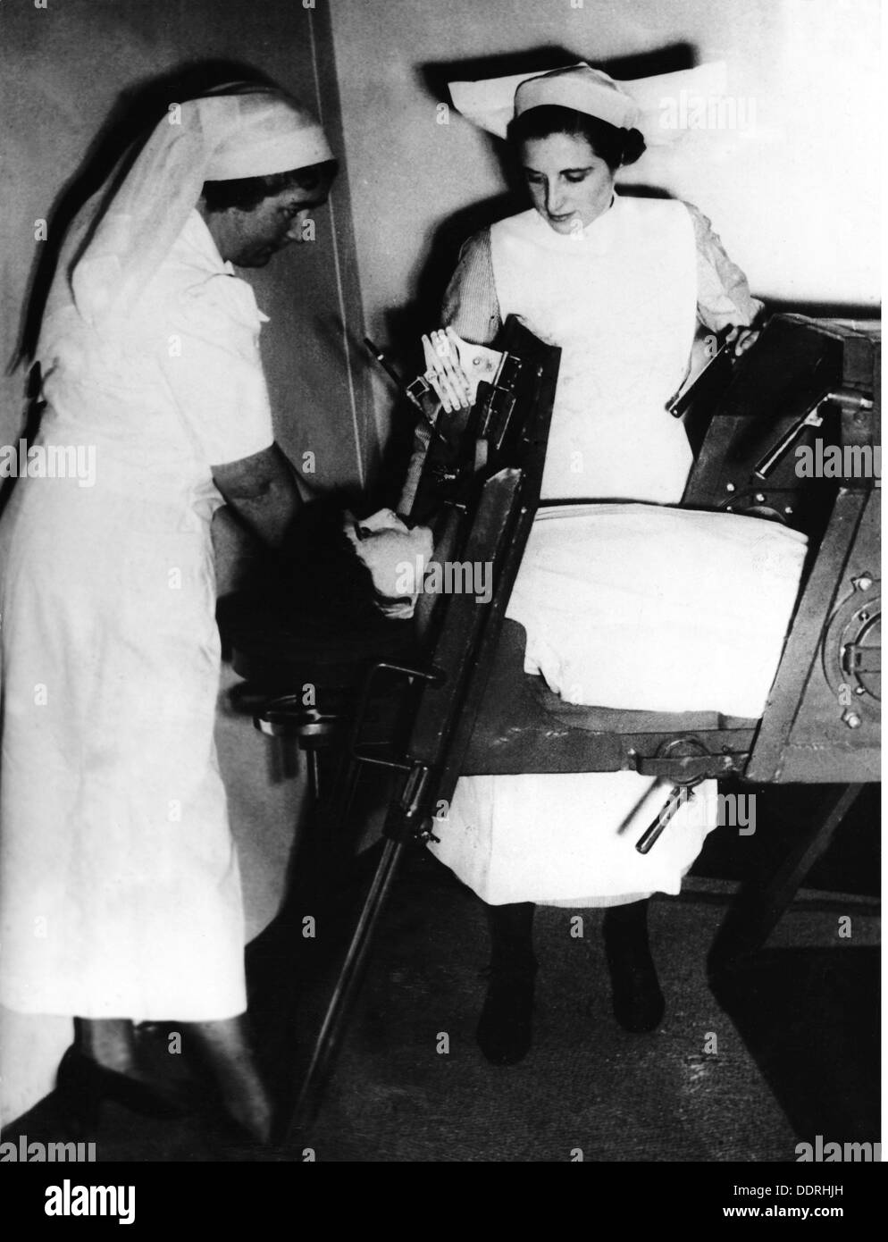 medicine, instruments / equipment, nurses during exercise with Iron lung, Charing Cross hospital, London, circa 1940, Additional-Rights-Clearences-Not Available Stock Photo