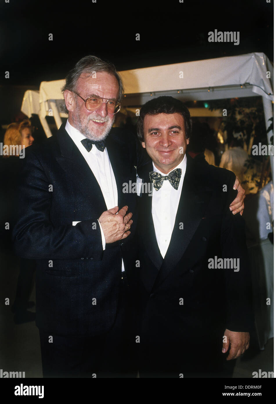 Avram, Marcel, * 1.3.1938, chief of the agency 'Mama Concerts', half length, with Fritz Rau, during the concert of the trio Sammy Davis Jr., Frank Sinatra and Liza Minnelli, 'Ultimate Event Tour', Olympics Hall, Munich, 2.5.1989, Stock Photo