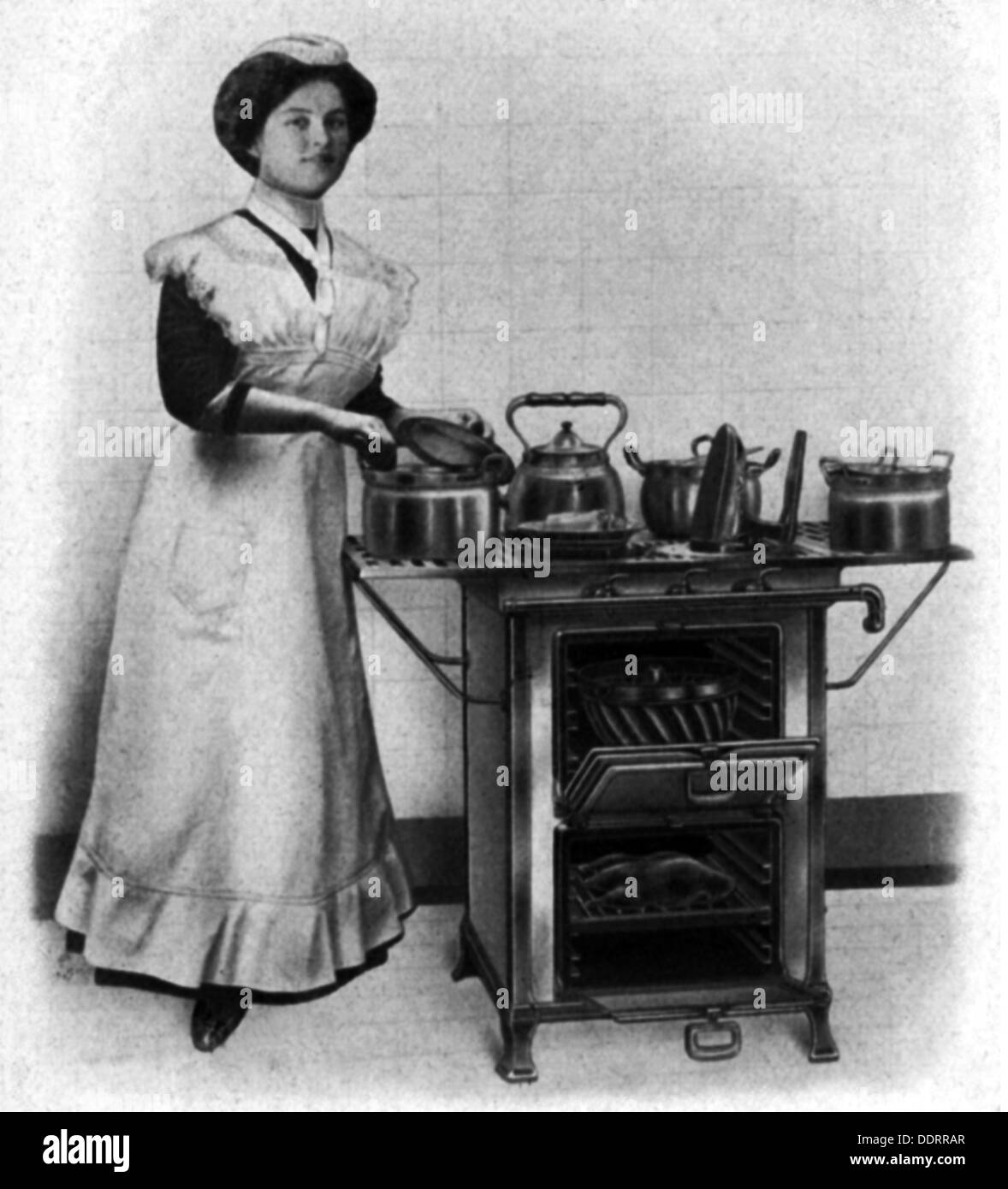 household, cooking and baking, gas stove by F.Küppersbusch & Söhne AG, Gelsenkirchen, circa 1910, Additional-Rights-Clearences-Not Available Stock Photo