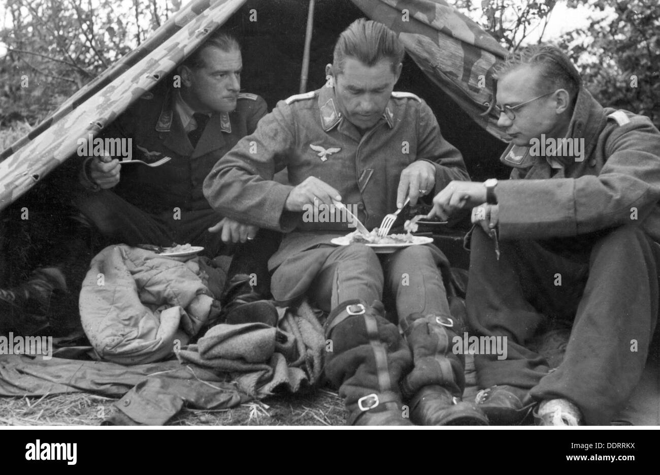 Second World War / WWII, propaganda, Germany, war correspondents of the 3rd Air Force War Correspondent Company having a meal, bivouac near Smolensk, Russia, September 1941, Additional-Rights-Clearences-Not Available Stock Photo