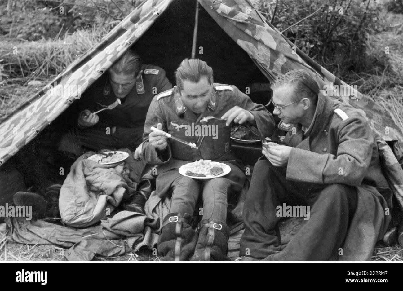 Second World War / WWII, propaganda, Germany, war correspondents of the 3rd Air Force War Correspondent Company having a meal, bivouac near Smolensk, Russia, September 1941, Additional-Rights-Clearences-Not Available Stock Photo